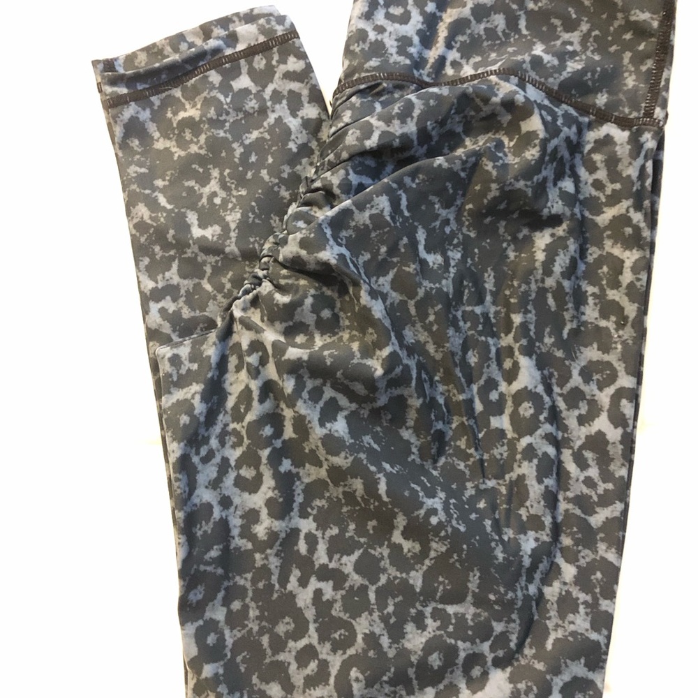 ZYIA  Stone Leopard Scrunchy Light n Luxe Leggings